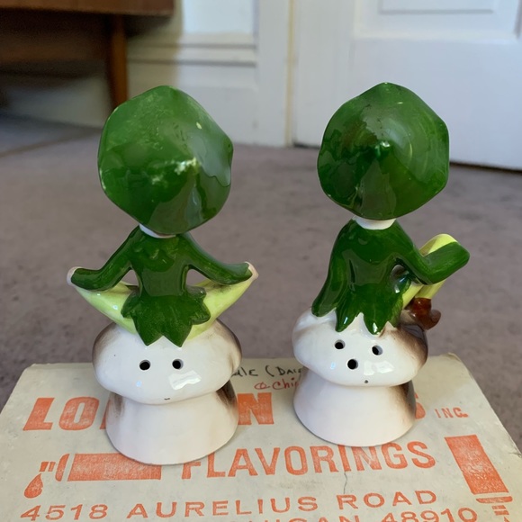 Vintage 1950s 1960s Enesco Elf and Mushroom Salt and Pepper Shaker - Picture 4 of 7